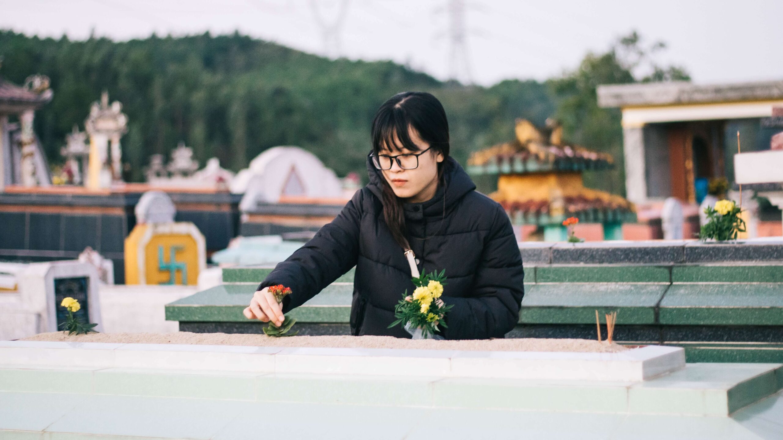 葬式の夢は宝くじに当選する予兆 夢占いの意味を人物 シチュエーション別に紹介 Trc Studio 葬式の夢は宝くじに当選する予兆 夢占いの意味を人物 シチュエーション別に紹介 Trc Studio